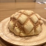 焼きたてパン工房 かえでの木 - さくさくメロンパン　左　　　　　　　　　　　　　　　　　　　LINE友達登録の特典で頂きました！