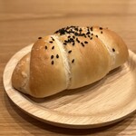 焼きたてパン工房 かえでの木 - あん塩バターロール180円！人気者です