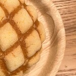 焼きたてパン工房 かえでの木 - さくさくメロンパン　右　　　　　　　　　　　　　　　　　　　LINE友達登録の特典で頂きました！