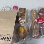 シェフが仕入れるベーカリー DISHES - 右のまとまりがお試しパンセット。売れ残り詰め合わせでは決してない(と思う)ぱん。