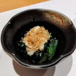 心づくし　いなせ - 小鉢一つ目、雪菜と湯葉のお浸し