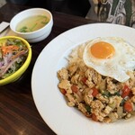 SOI maruyama - ガパオの鶏ひき肉、ゴロッゴロ！これは、サラダスープセットですね。