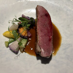 リストランテ シンティッラ - 鴨のお肉！とても綺麗でお味も抜群でした。そしてたくさんのお野菜は彩りだけでなく、いろんな食感を味わえます。お肉を食べながら野菜の食感を楽しむというのが新鮮でした。