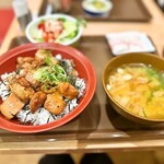すき家 - 料理写真:炭火やきとり丼@サラダ・納豆鬼除け汁