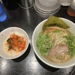 香味徳  - 豚肉のあとに卓上キムチをIN！