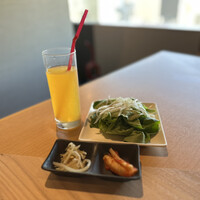 近江うし焼肉 にくTATSU 銀座店 - サラダやナムルが付いて来ます