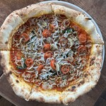 CHIKICHIKI & TANTAN - チチニエッリ2000円税込、以下内税表記、地産しらす・トマトソース・トマト・ニンニク、タマネギ・オレガノ・バジル、最後まで生ハムどっさりピザと悩んだ、結果これにしてよかった。