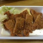 肉のますゐ - サービスとんかつ弁当、ソース前