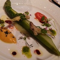 ミクニ - グリーンアスパラ、滋賀産稚鮎のフリデュールと黄色と赤の２種のオランデーズ添え、木の芽と山椒の香り。