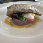 La vie - 「太刀魚のポワレ、ジャクリーヌソース」　下に野菜がたくさん。太刀魚も香ばしい