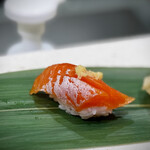 立食い寿司 根室花まる 東京ミッドタウン八重洲店 - 漬けサーモン