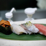 立食い寿司 根室花まる 東京ミッドタウン八重洲店 - 生うに+歯舞(とろ、とろにしん、いか)