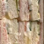 ラビアンローズ - サンドイッチ一箱1000円　右