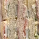 ラビアンローズ - サンドイッチ一箱1000円　左