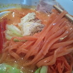 赤みのある色は、パプリカを練り込んでいるが、その味はあまり主張しない。