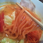 幅２～２．５ｍｍ×厚み１．５ｍｍ程度の平打ち中太麺ストレート