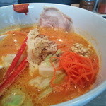 鮮烈なオレンジ色のスープは、玉ネギ、キャベツ、人参で取ったベジタブルスープらしい。