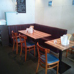 そらのいろ麹町本舗 - カウンター、テーブル席の構成。モノトーンの壁と床に、木目＋シルバーを配したスタイリッシュデザイン