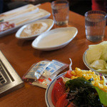 Kushiya Monogatari - 取ってきたサラダとテーブルのアレ（どれ）