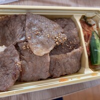 焼肉 しんうち 神楽坂 - 左上のお肉とご飯1口食べた