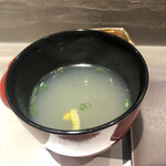 立食い鮨 鮨川 - お椀：松皮鰈/墨烏賊/蛤/平すずき