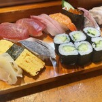 あかし鮨 - 料理写真:左上からマグロ2貫、(最初ぶりかなと思ったんですが）鰆？イナダ？ちょっと分からず、エビ、いくら、鯵、左下から玉、〆さば、かっぱ巻きです。鰆と鯵はネタもシャリも大きめでお腹いっぱいになります！