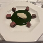 オステルリー・スズキ - フランス産の仔牛のプロシェット　〜ニンニクのピュレとパセリのソース〜。水の料理人、ベルナール・ロワゾー譲りのスペシャリテ。本来は仔牛はグルヌイユですが、仔牛もソースにバッチリ合います。