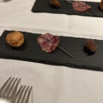 オステルリー・スズキ - スモークサーモンのグージェイル、イベリコ豚のソーシーソン、エスカルゴのフリット