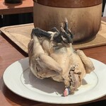 オステルリー・スズキ - プレス産プーラルドのお腹にフォアグラ、トリュフと野菜を詰めて後ろの大きな鍋で蒸します。