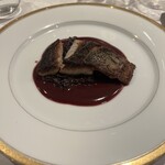 オステルリー・スズキ - スズキのロティ　〜エシャロットのコンフィと赤ワインソース〜。これもスペシャリテ。定番はサンドル（川スズキ）。魚料理ながら赤ワインが進みます。