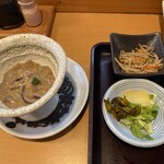 とんかつ しお田 - 塩辛と小鉢（2025年1月26日撮影）