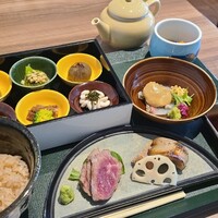 RESTAURANT 1899 OCHANOMIZU - 1 8 9 9 茶寿膳【要予約】(税込2,980円)
                お料理
                《玉手箱》木幡6種
                ⑦国産牛ステーキ⑧寒鰤の西京焼き、酢蓮根添え⑨焼き寒鰆、みぞれ餡掛け⑩鯛めし&.真鯛胡麻茶漬け
