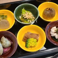 RESTAURANT 1899 OCHANOMIZU - 《玉手箱》~お茶をテーマにした小鉢料理~
                ①焙じ茶百合根金飩②青菜と海苔の茶浸し③抹茶養老豆腐④雲子&若布、緑茶ポン酢和え⑤穴子焙じ茶煮、茹でブロッコリー添え⑥緑茶ソーセージ