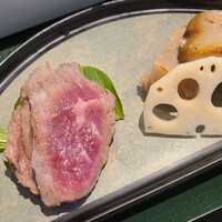 RESTAURANT 1899 OCHANOMIZU - ⑦国産牛ステーキ(産地不明、部位不明)
                  ⑧寒鰤の西京焼き、酢蓮根添え