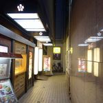 個室居酒屋　東京燻製劇場 - 意を決してビル入口へと進んでいくと