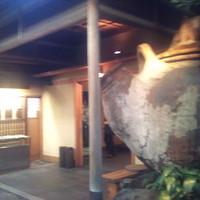 つきじ治作 - 玄関にある大きな土瓶