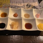ニクアザブ GEMS新橋店 - タレ8種。焼いたお肉にはこのタレをと店員から指定される