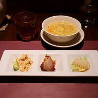 中国料理 神戸壺中天 - 前菜3種
                  本日のスープ