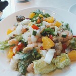 国産熟成焼肉 肉バル ドウラクコリーダ - オレンジとシーフードのサラダ