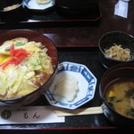 味処もん - あぶら麩丼のお漬物と味噌汁がついてました