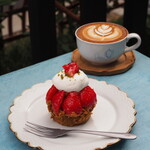 ペチカスケマサコーヒー - あまおうタルト（840円） フラットホワイト（600円）