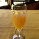 万平ホテル メインダイニングルーム - 信州産モモのジュース