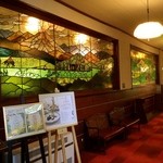 万平ホテル メインダイニングルーム - ロビー側からみたステンドグラス