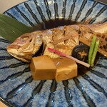 春夏秋冬 - 鯛の煮付け&焼き魚定食に付く煮付けの方。豆腐、椎茸、蓮根に牛蒡と煮て添えられている。丸々一尾付いて添え物まで豪華絢爛の一皿が付いてきて安過ぎないか？と思うくらいコスパ良い。思わず笑っちゃいました。