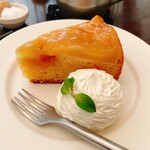 パルファン - りんごのカトルカール　アイスとカラメルソースも付きますが、お願いして生クリームのみ