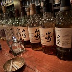 ムーンシャイン - 席の目の前に並ぶボトルに圧倒される