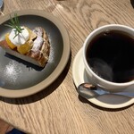 コーヒーとおやつの店 アンドモア - 友人は「ミルクティーチーズケーキ」と「ブレンドコーヒー」を…