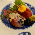 釜めし菜時記 さき亭 - 小刺身盛はアジ刺したたき風、カンパチ、インドマグロ中トロ2切れ。これで追加300円！