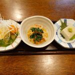 釜めし菜時記 さき亭 - 前菜3種盛。生ワカメとつぶ貝の酢味噌掛け、スモークサーモンのマリネ、ごま豆腐。