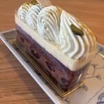 エーグルドゥース - 「フォレノワール ア ラ ピスターシュ」。すごく好きなやつ。下は薄いチョコケーキ生地、カシスのムース、芳醇なグリオットチェリー、カシスジュレが染みた生地、カシスのジュレ、ピスタチオのムースとクリーム。
